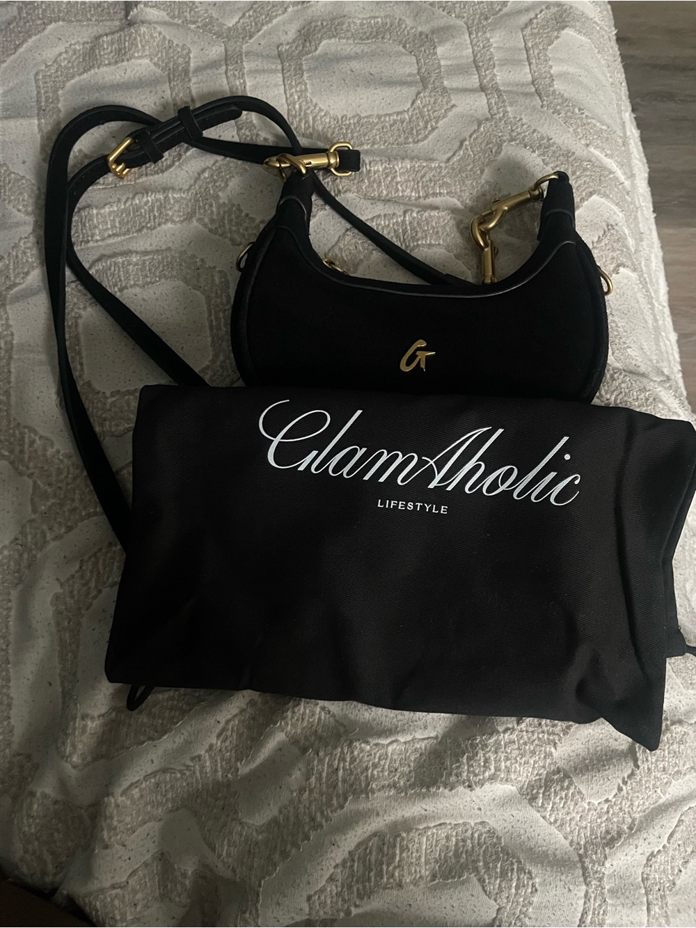 GlamAholic Black Mini Shoulder Bag with Gold Hardware


Price can be negotiated